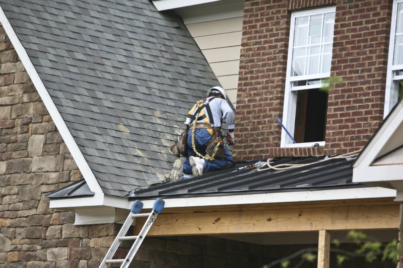 5 Signs You Need to Call a Roof Repair Service